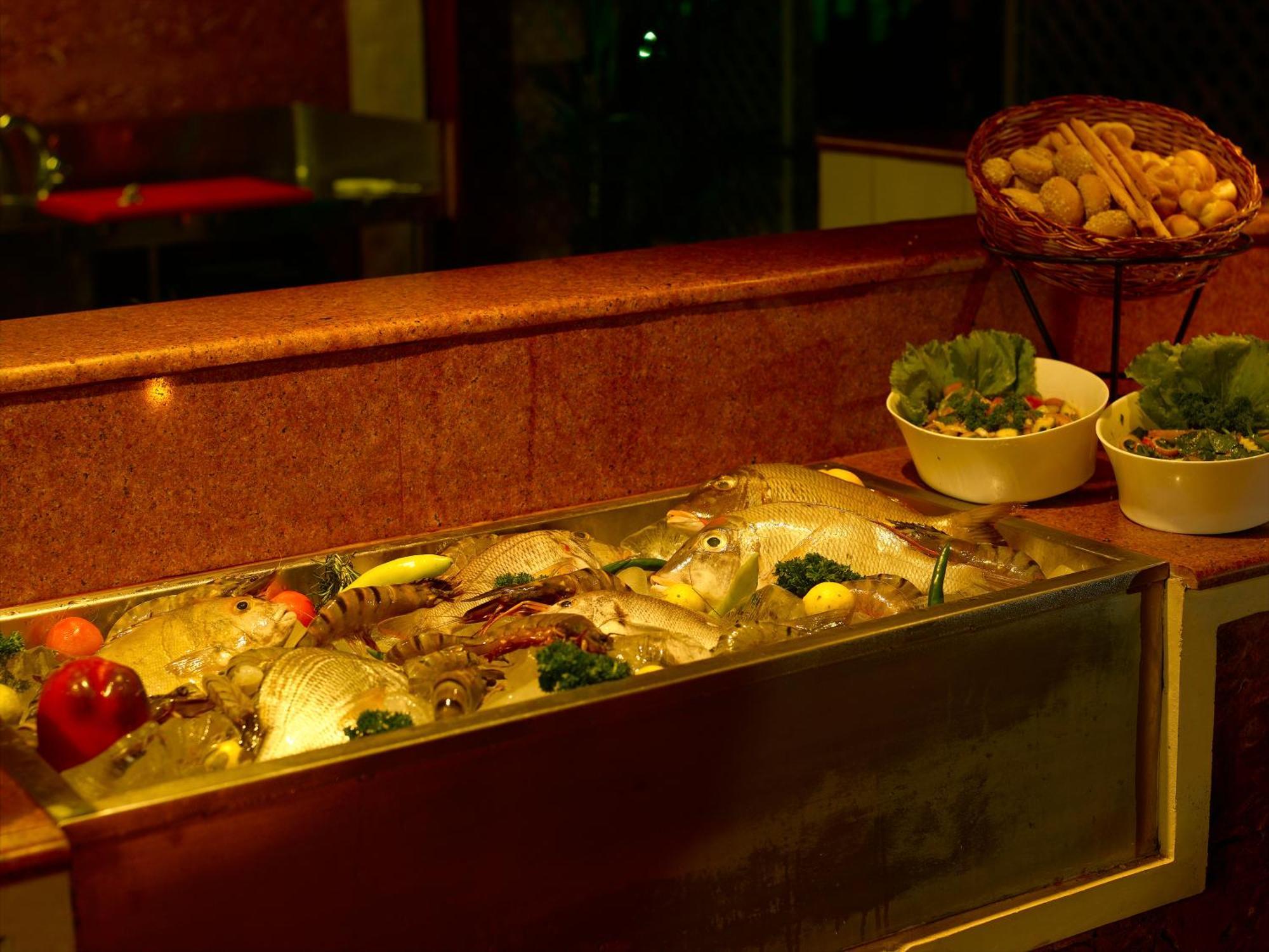 Vivanta Ernakulam, Marine Drive Коччи Ресторан фото
