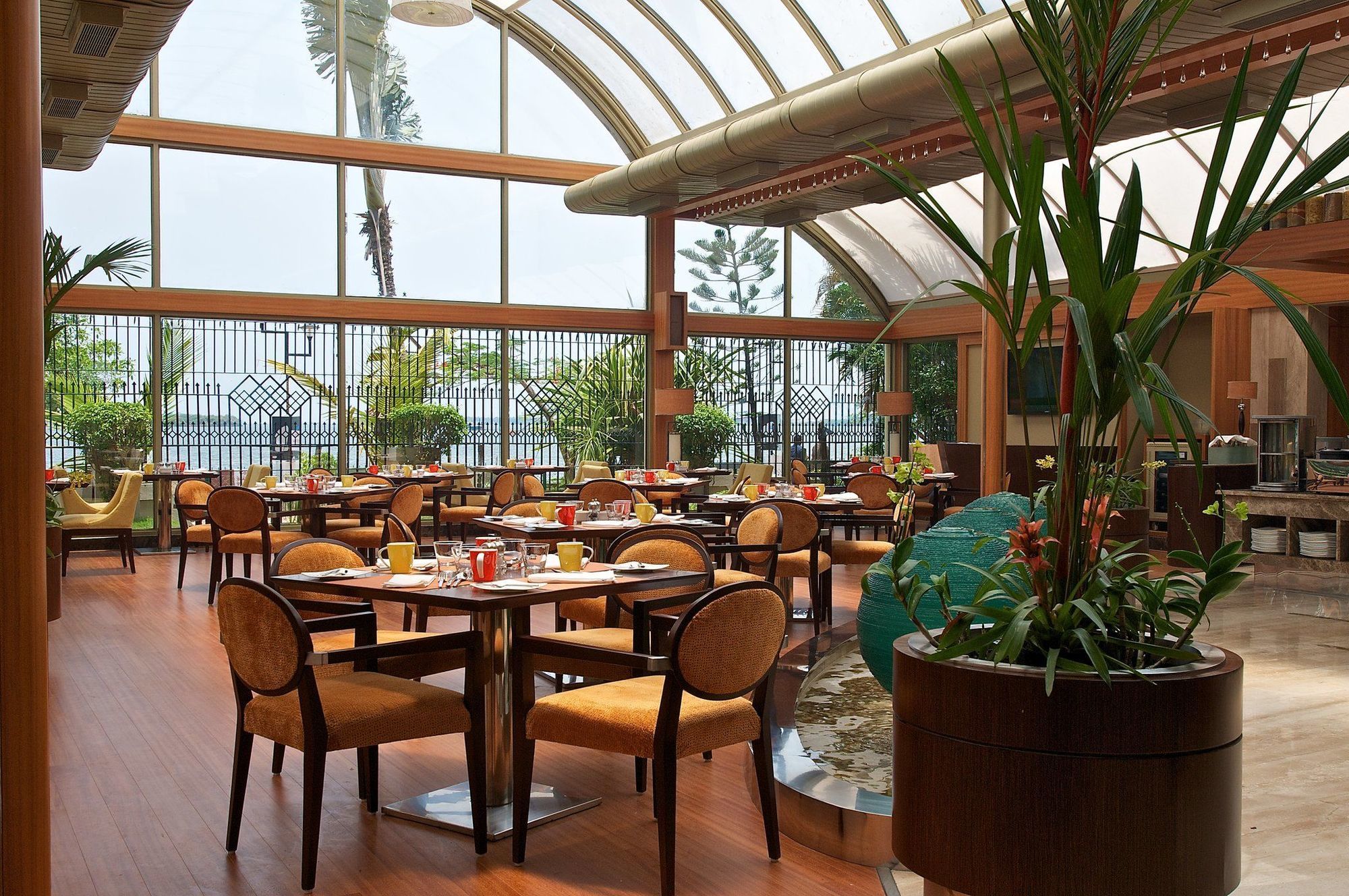 Vivanta Ernakulam, Marine Drive Коччи Ресторан фото