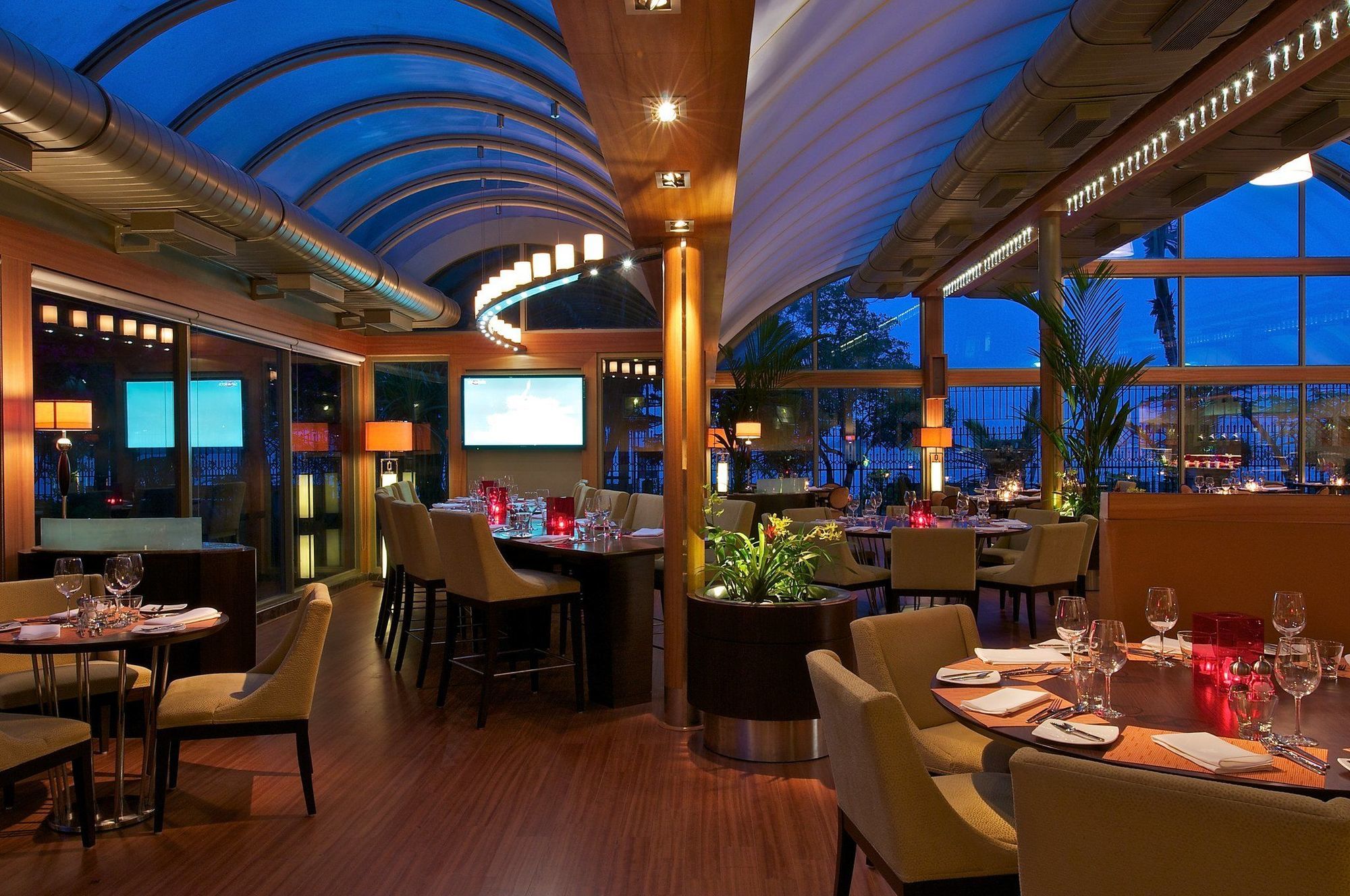 Vivanta Ernakulam, Marine Drive Коччи Ресторан фото